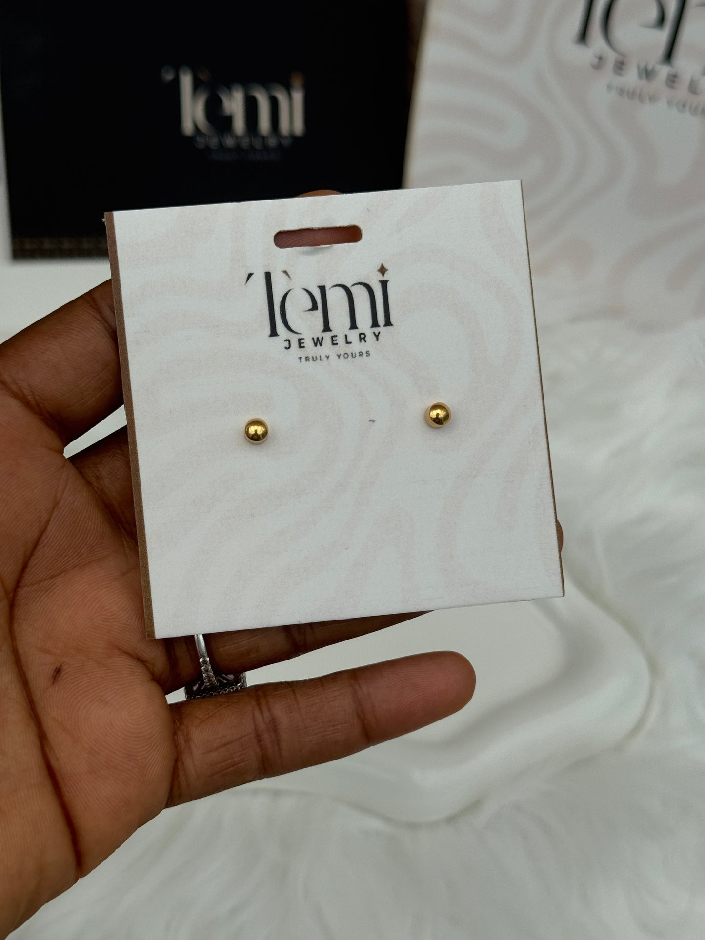 Tinu stud earring
