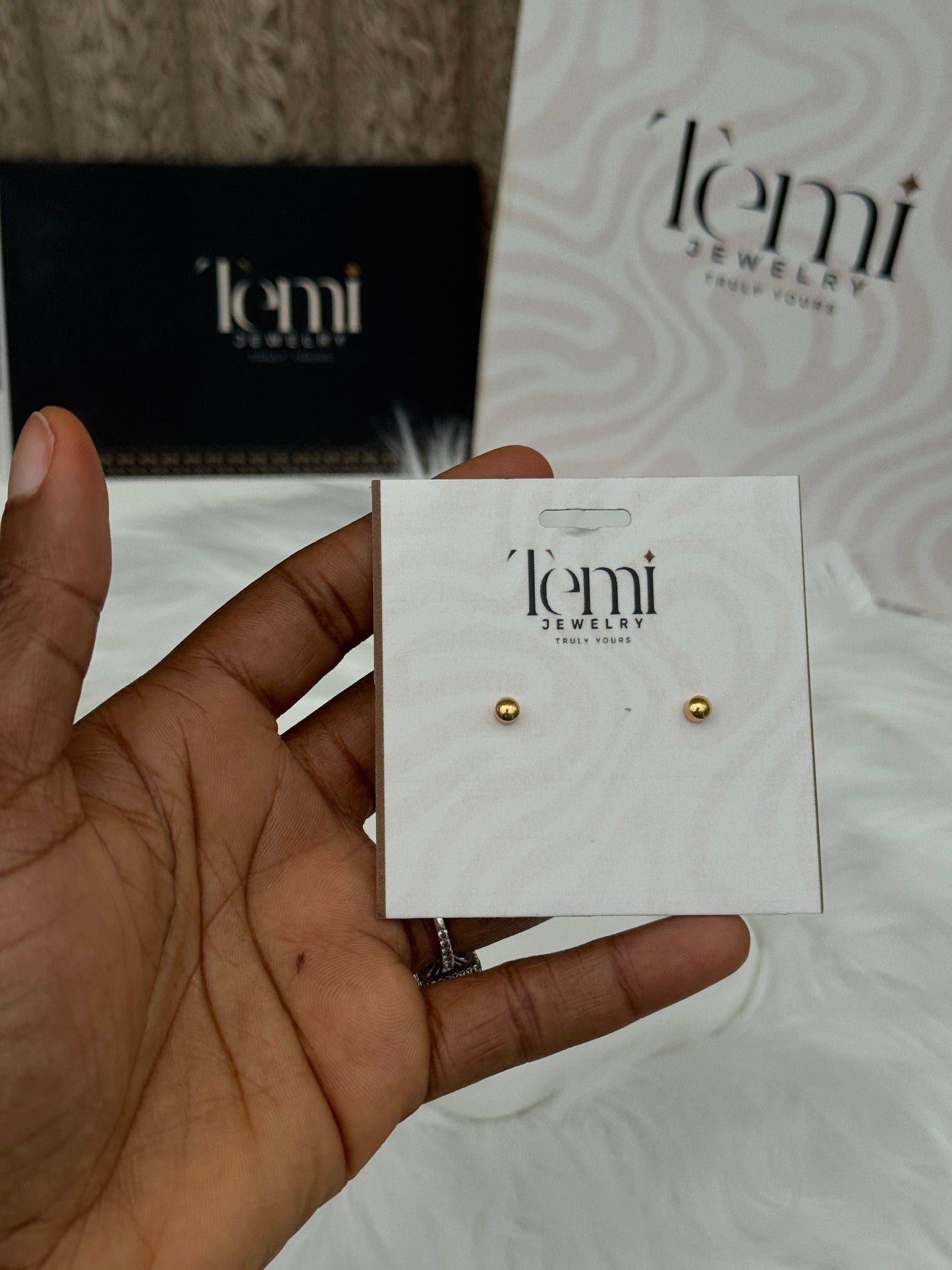 Tinu stud earring