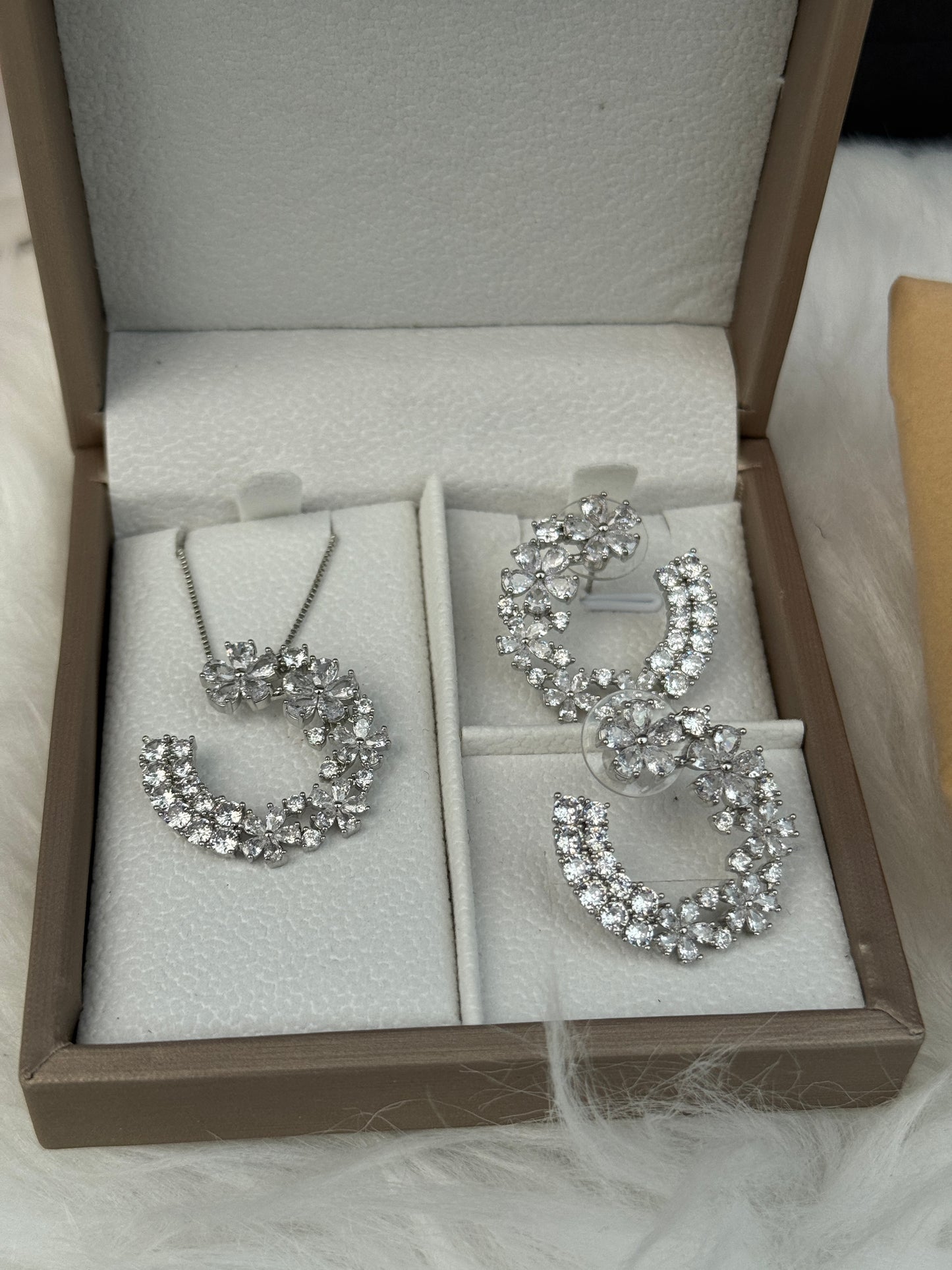 Female jewelry set